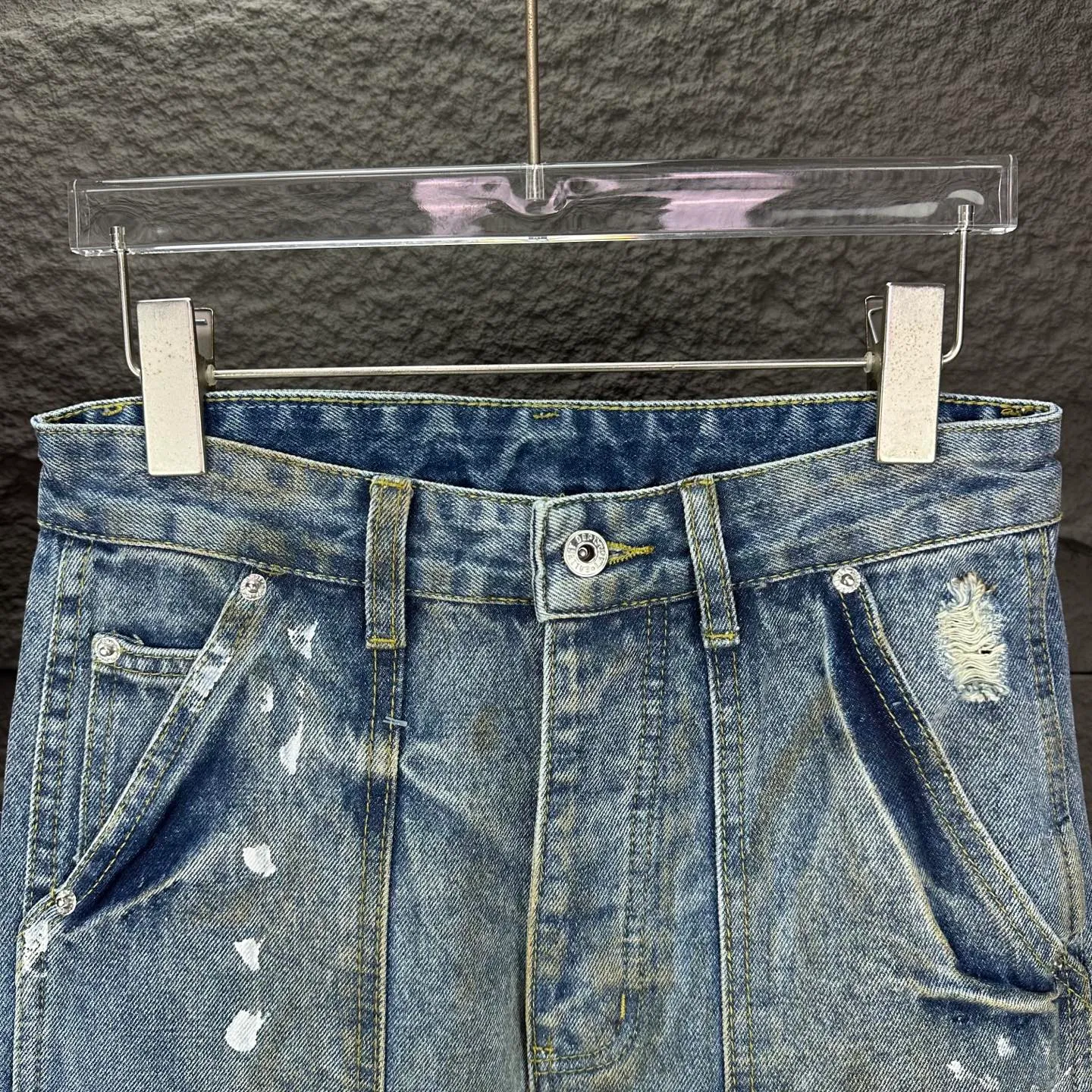P260 GALLERY DEPT. 2025 new splash-ink hand-painted dirty distressed couple style loose washed jeans 🔥High version🔥High version🔥 Top ceiling quality Styles with different washed textures are very friendly to people with thin legs and thick legs. The straight version is very flattering to the leg shape. Moderate length that never goes out of style, easy to match with casually, basic styling for various styles, a must-have in the wardrobe! The fabric is stiff but also makes the upper body soft without losing texture. The washing process is even more perfect. It is a must-have item for everyone! ! ! Washed wheat, hang tag, pants label, three complete labels, color: blue, size: 28, 30, 32, 34, 36 (five sizes)